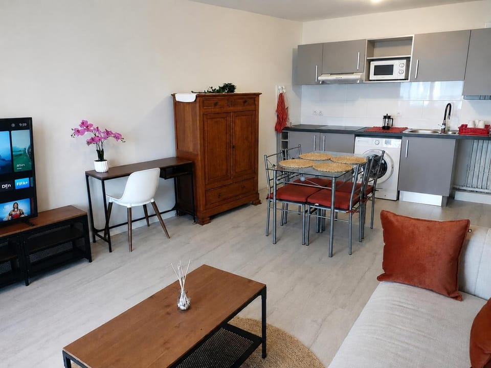 Living room, Seating area, Dining area, stove