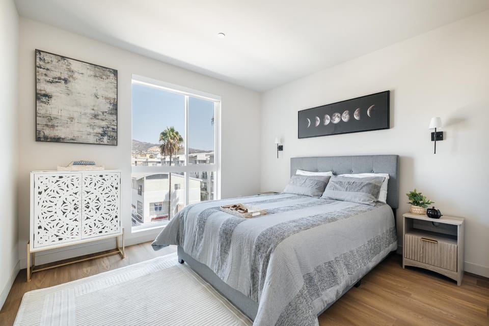 Modern Sunset Blvd Retreat 2BR Apartment in Hollywood
