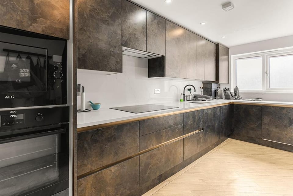 Modern 4BR Home with Garden Sleeps 6 Apartment in Ilford
