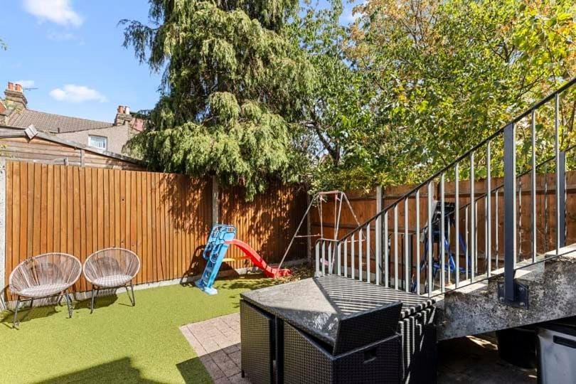 Modern 4BR Home with Garden Sleeps 6 Apartment in Ilford
