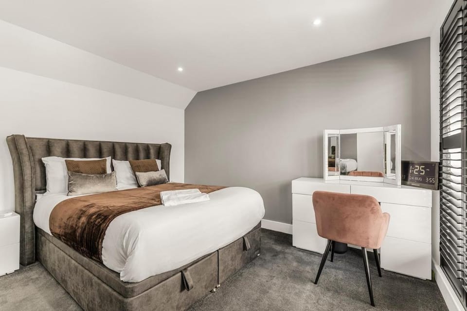 Modern 4BR Home with Garden Sleeps 6 Apartment in Ilford