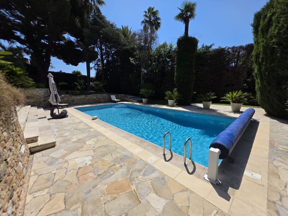 Swimming pool, sunbed