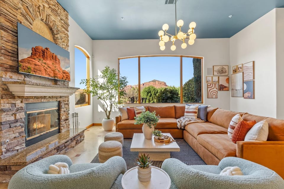 TV and multimedia, Living room, Seating area, Mountain view, Entertainment