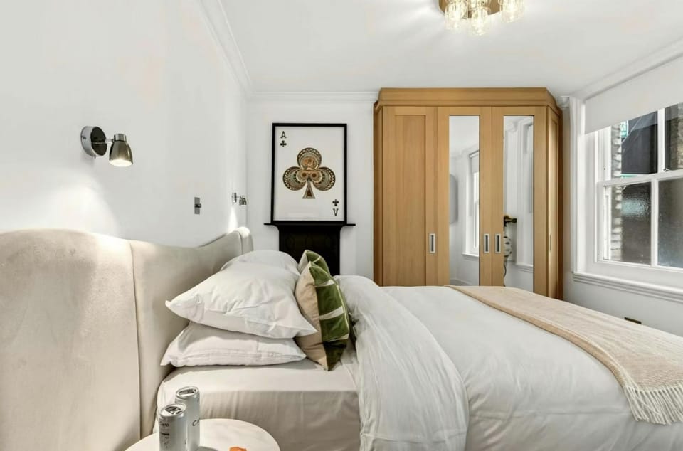 Bed, Living room, Photo of the whole room, Seating area, Bedroom, wardrobe