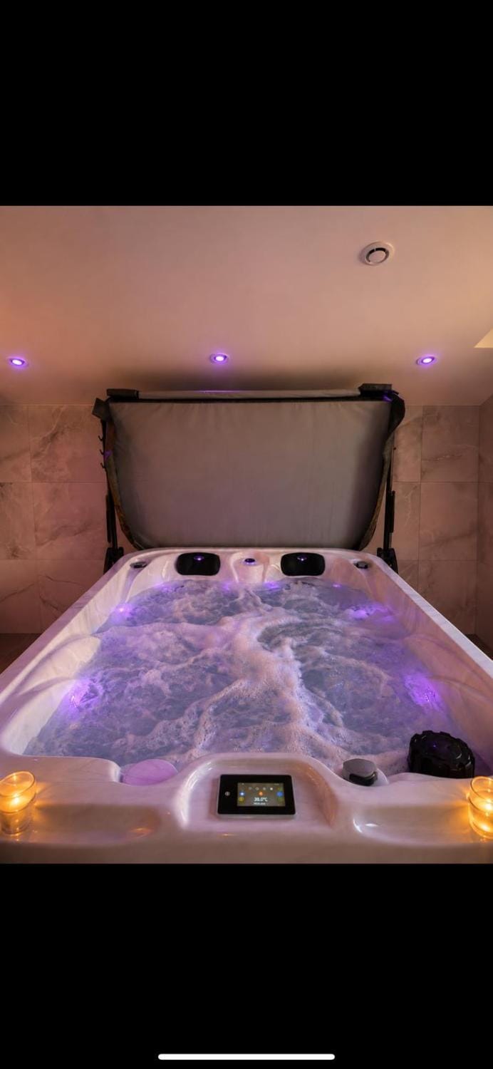 Le Reve Luxe Spa Privatif Jacuzzi Sauna Apartment in Rouen