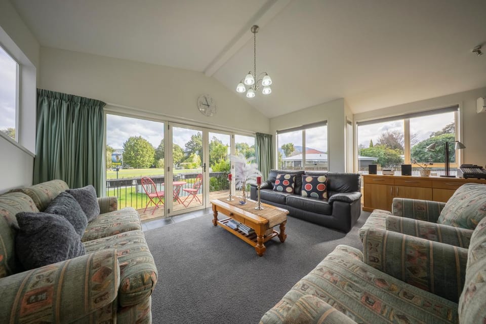 Communal lounge/ TV room, Living room, Seating area