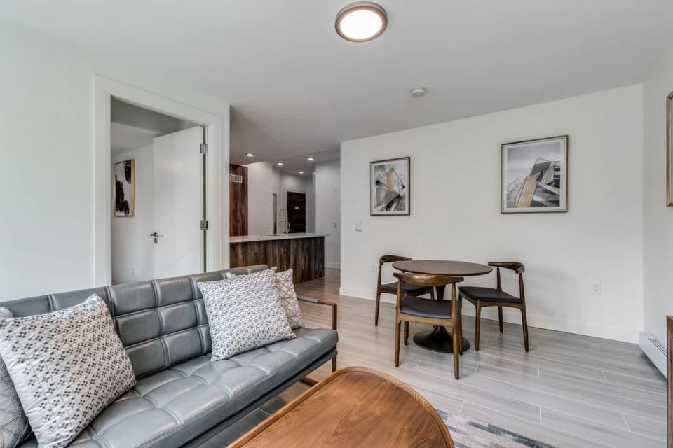 Luxury Condo in Central & Quiet Location Apartment in Vancouver