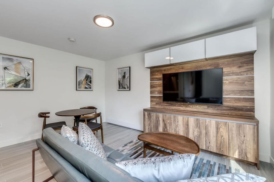 Luxury Condo in Central & Quiet Location Apartment in Vancouver