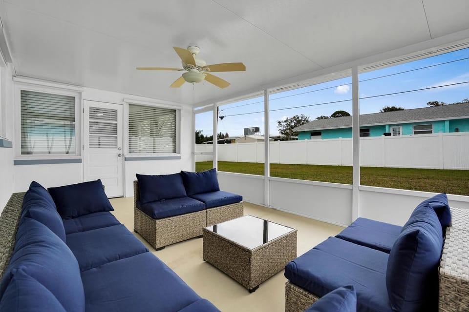 3 Bed, 2 Bath - New Pool - Sleeps 8 - 1 mile to Beach! House in Indian Rocks Beach