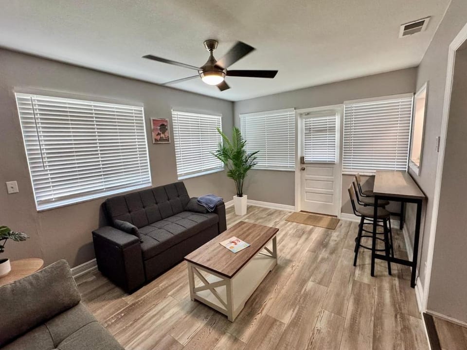 3 Bed, 2 Bath - New Pool - Sleeps 8 - 1 mile to Beach! House in Indian Rocks Beach