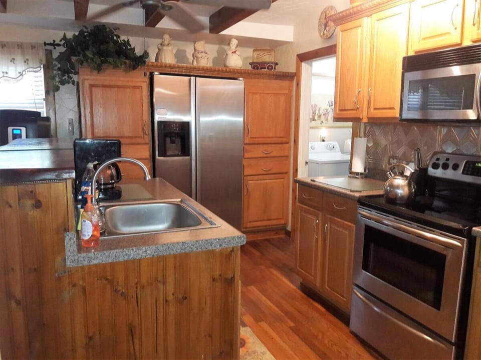The Cozy Cottage One Of A Kind Dogs Welcome House in Bacliff