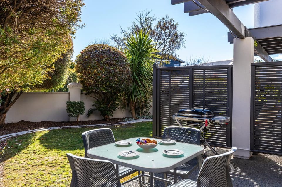 Patio, BBQ facilities, Garden, Seating area, Garden view
