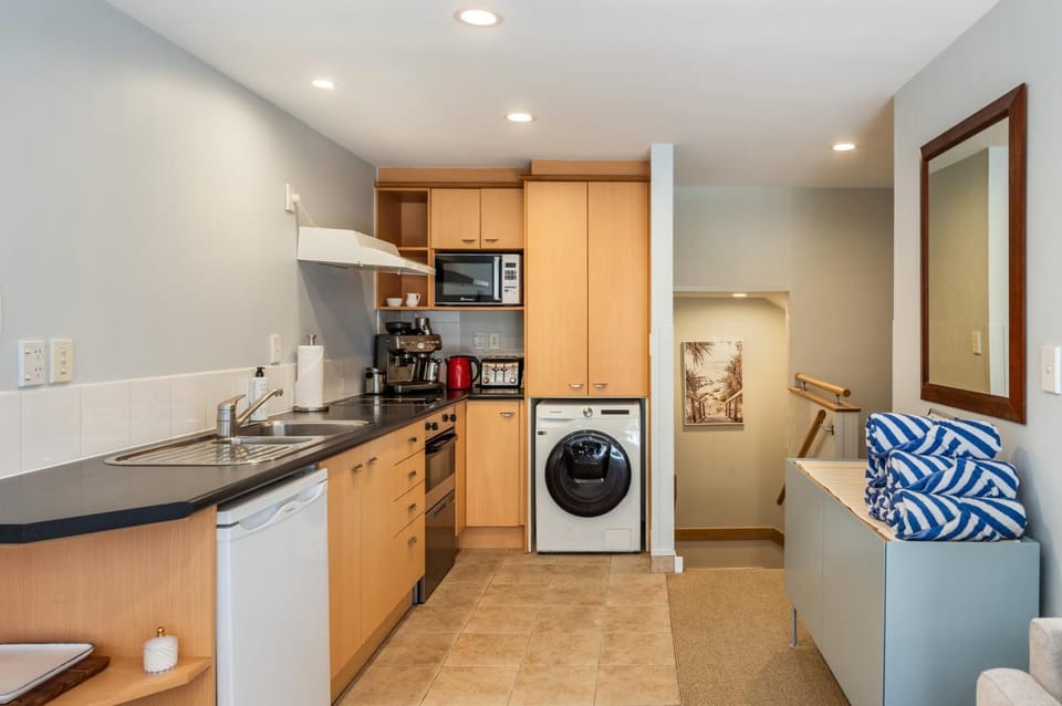 Kitchen or kitchenette, Living room, dishwasher, oven, stove, washing machine