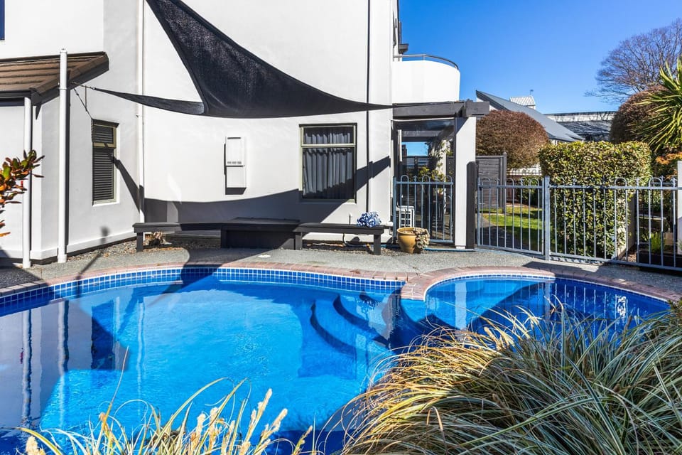 Property building, Day, Swimming pool