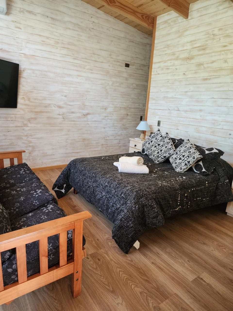 Bed, TV and multimedia, Photo of the whole room, Bedroom, towels