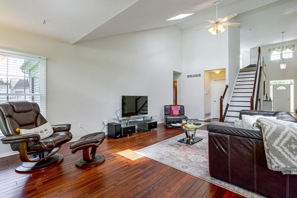 Lake Views & Work Spaces: Quiet Hilliard Home! House in Hilliard