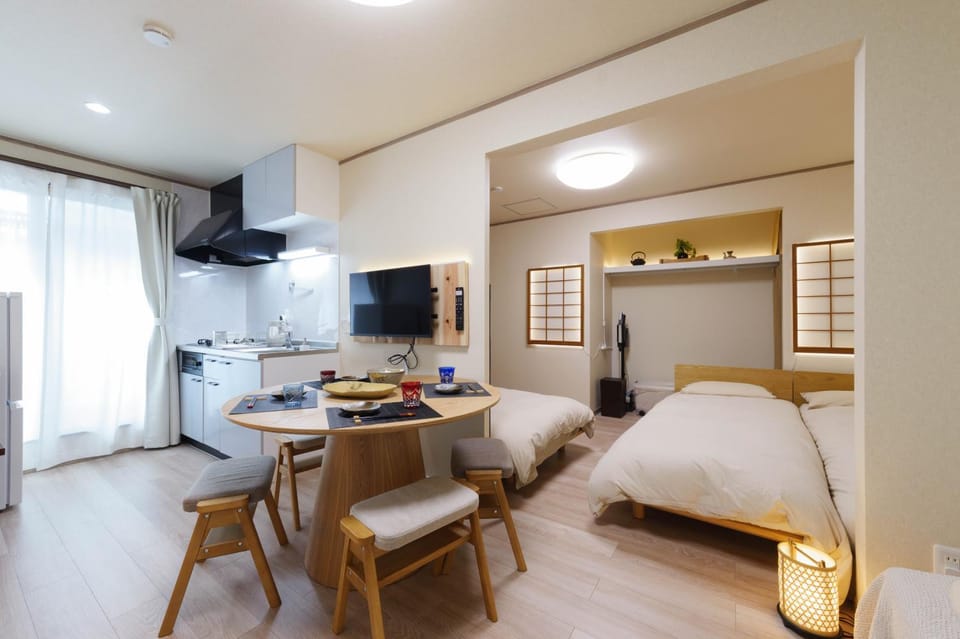 Bed, TV and multimedia, Kitchen or kitchenette, Living room, Dining area, Bedroom, Food