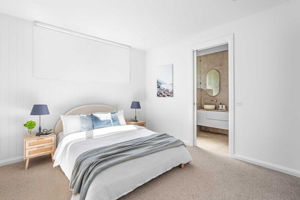 The Avenue - Brand New Luxury Walk to Main Street House in Mornington