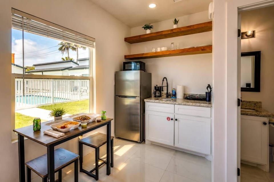 #13 SPI Beach Escape Modern Studio Pool Pets Apartment hotel in South Padre Island