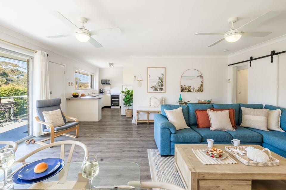 Sunset Shores 1 Surf Air , 24 Marine Dr - air con , Wi-Fi, across to the beach Apartment in Fingal Bay