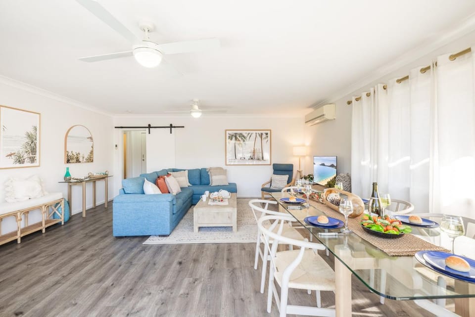 Sunset Shores 1 Surf Air , 24 Marine Dr - air con , Wi-Fi, across to the beach Apartment in Fingal Bay
