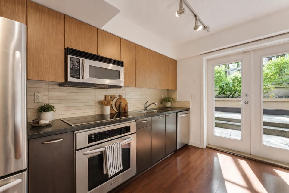 Large 2 Bedroom Plus Den in Central Vancouver Apartment in Vancouver