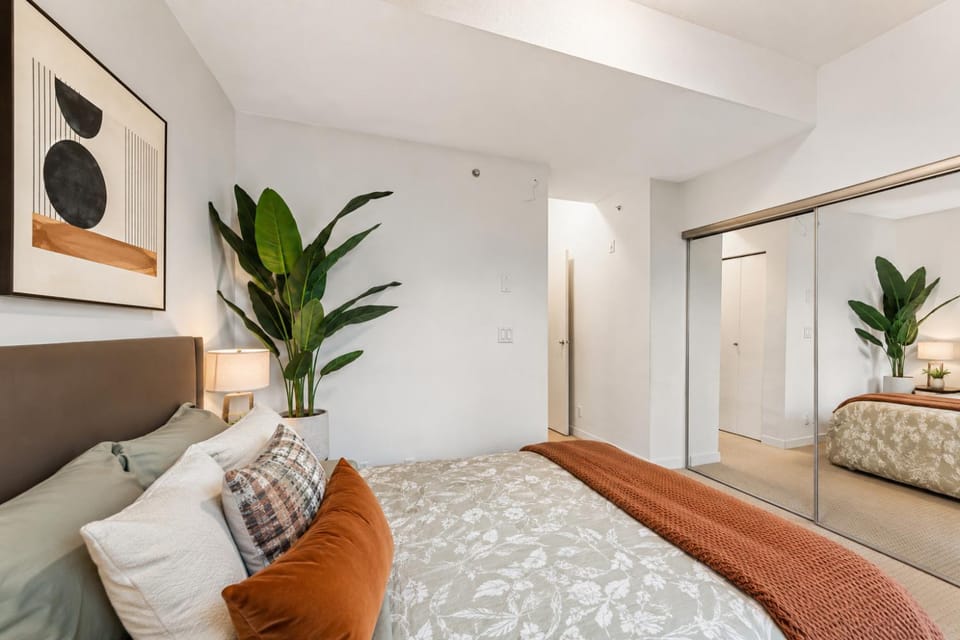 Large 2 Bedroom Plus Den in Central Vancouver Apartment in Vancouver