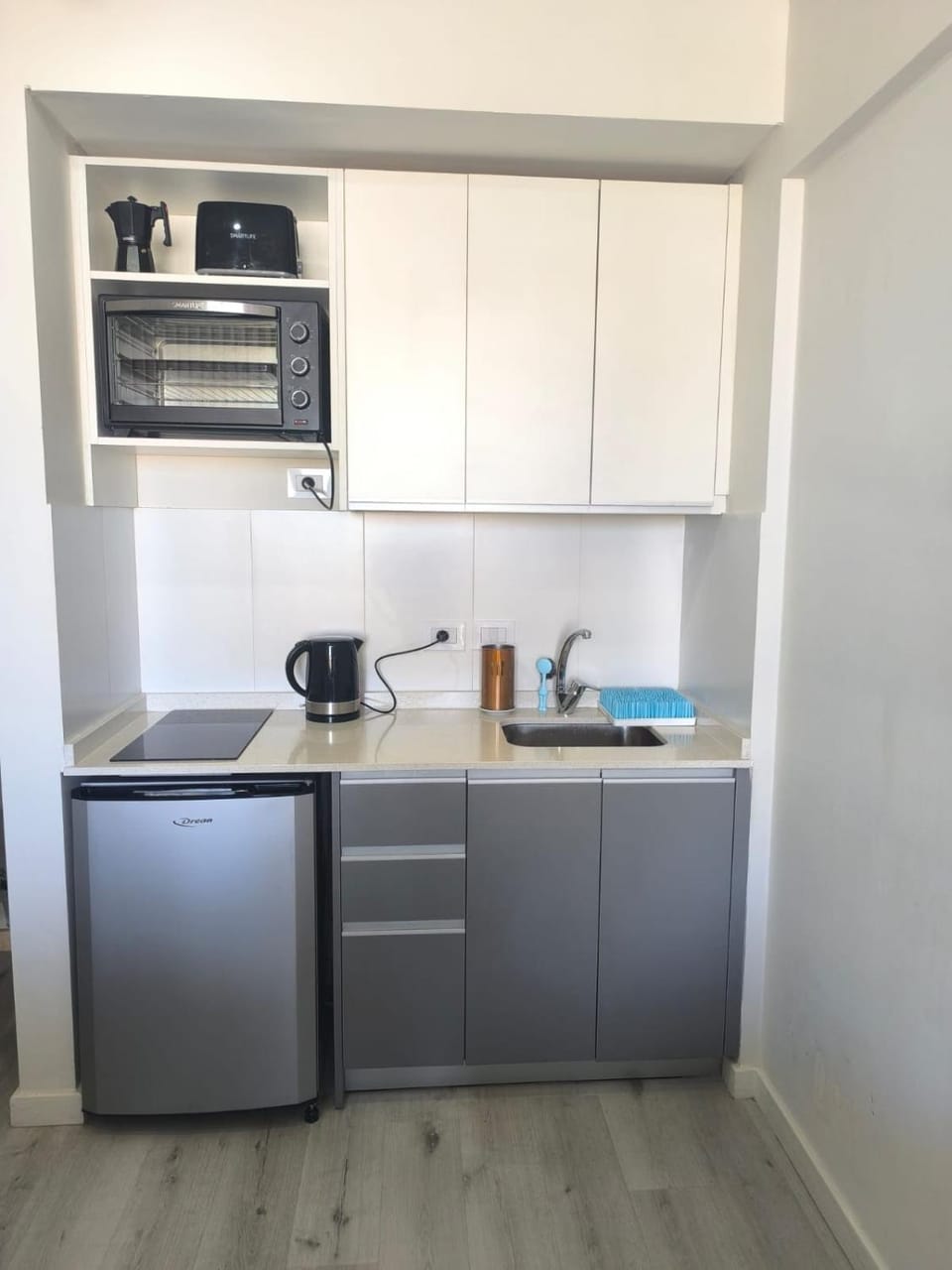 Coffee/tea facilities, Kitchen or kitchenette, minibar, oven, stove, toaster