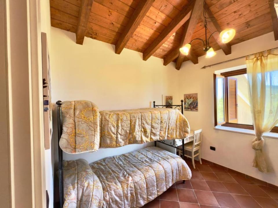 Bed, Photo of the whole room, Seating area