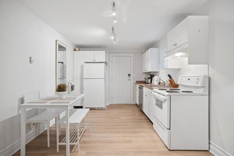 Large 2BR Garden Suite with Full Kitchen and Laundry Apartment in North Vancouver