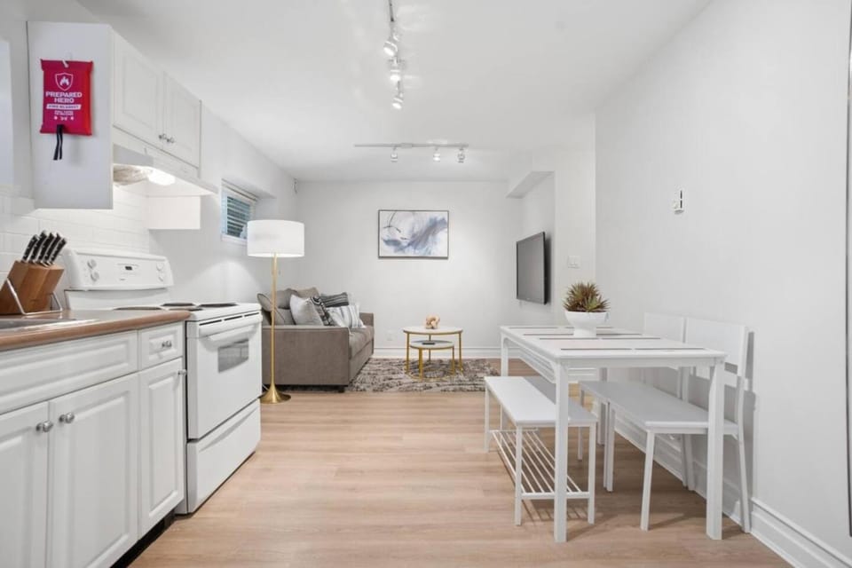 Large 2BR Garden Suite with Full Kitchen and Laundry Apartment in North Vancouver