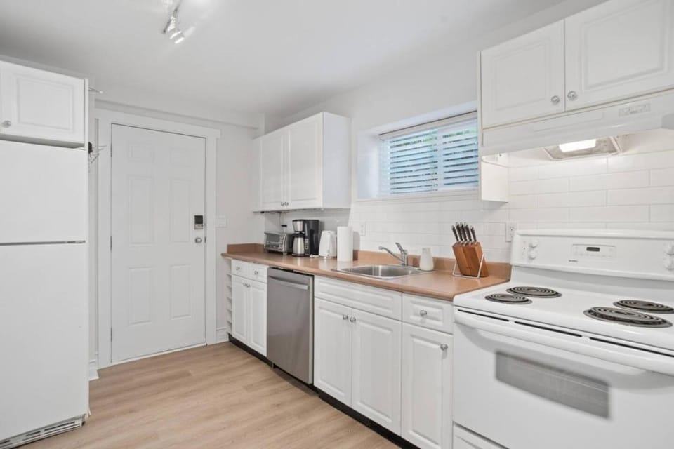 Large 2BR Garden Suite with Full Kitchen and Laundry Apartment in North Vancouver