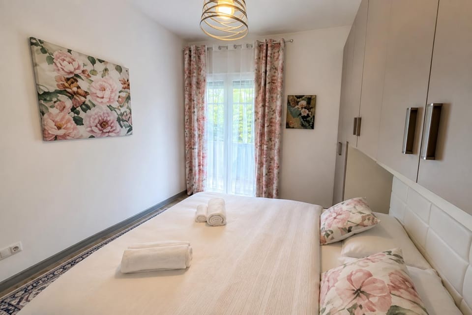 Bed, Photo of the whole room, Bedroom, towels, wardrobe