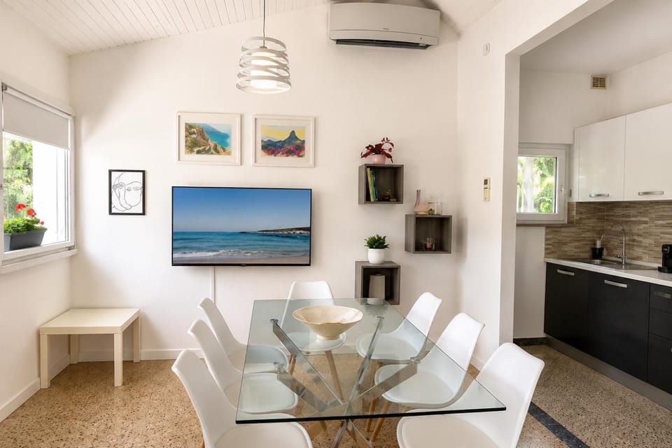 TV and multimedia, Kitchen or kitchenette, Living room, Seating area, Dining area