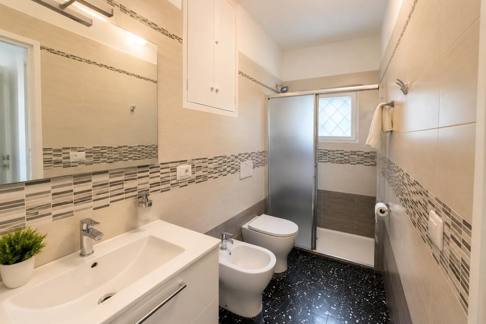 Shower, Toilet, Bathroom, Bath, bidet, towels