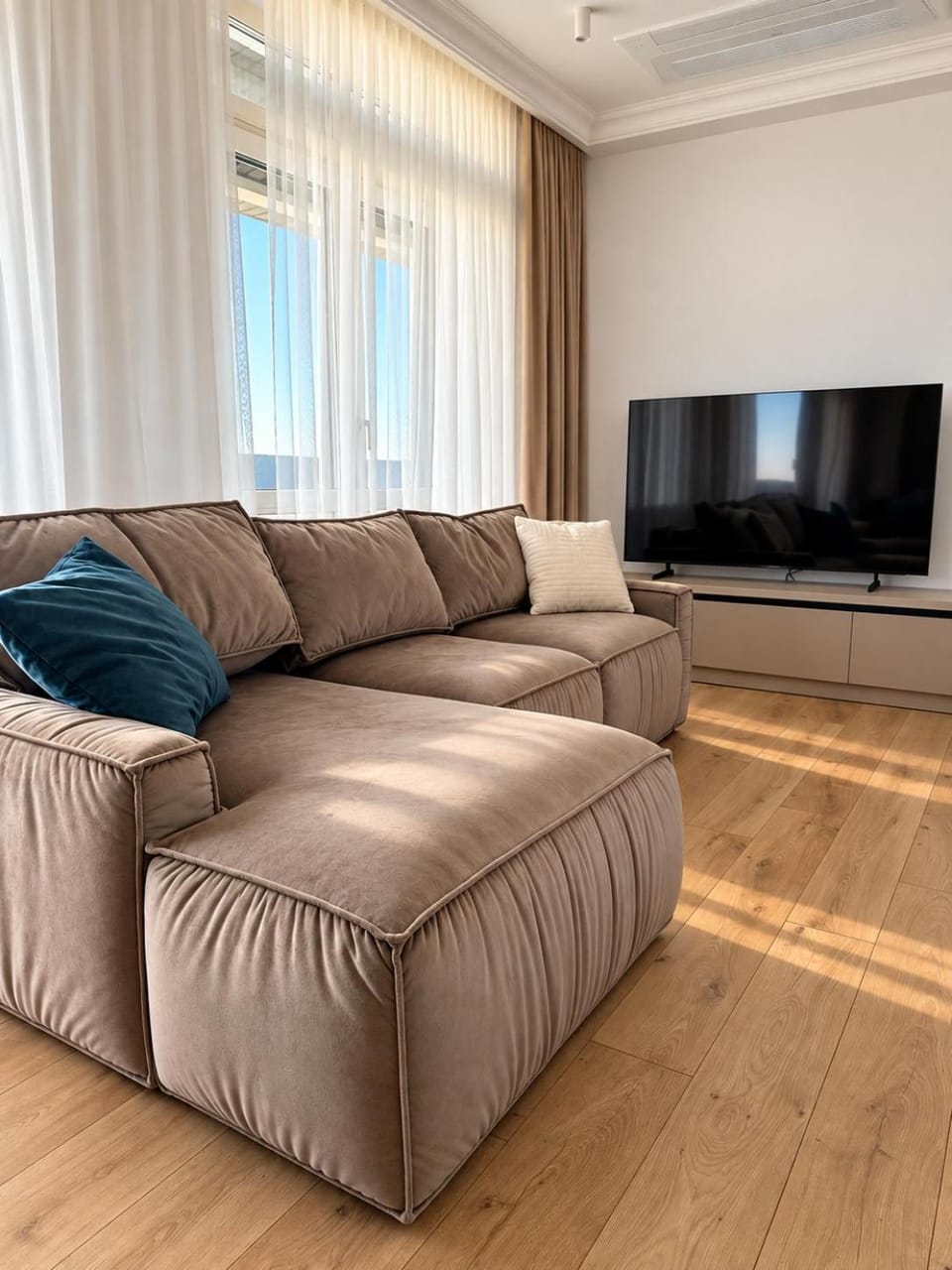 Communal lounge/ TV room, TV and multimedia, Living room, Seating area, Evening entertainment