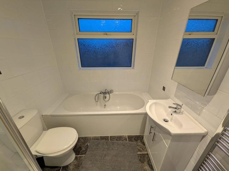 St Annes 3 Bed House Free Parking Enclosed Garden House in Lytham St Annes