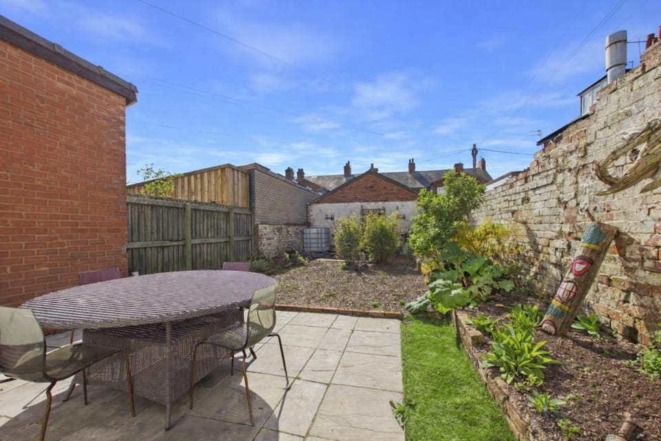 St Annes Free Parking Unique 3 Bed Pad BBQ Garden House in Lytham St Annes