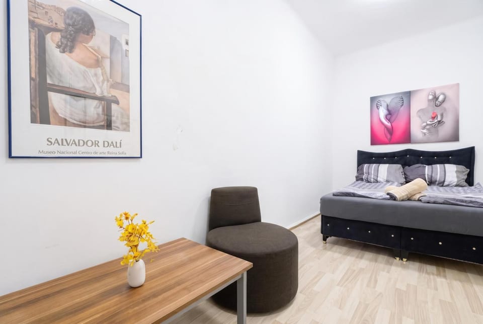 Bed, Photo of the whole room, Seating area, Bedroom