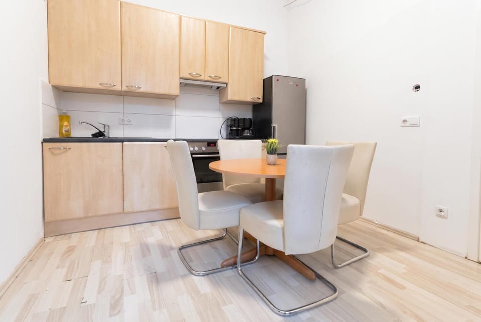 Kitchen or kitchenette, Seating area, Dining area