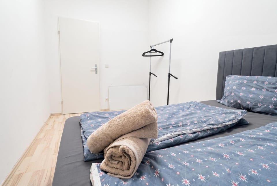 Bed, Bedroom, towels