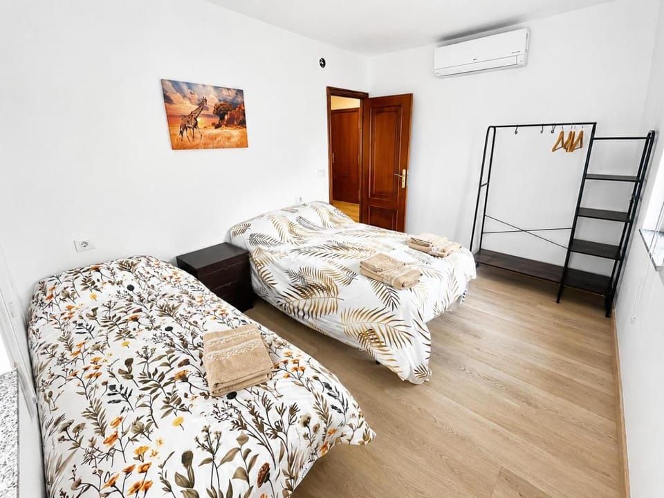 Bed, Photo of the whole room, air conditioner