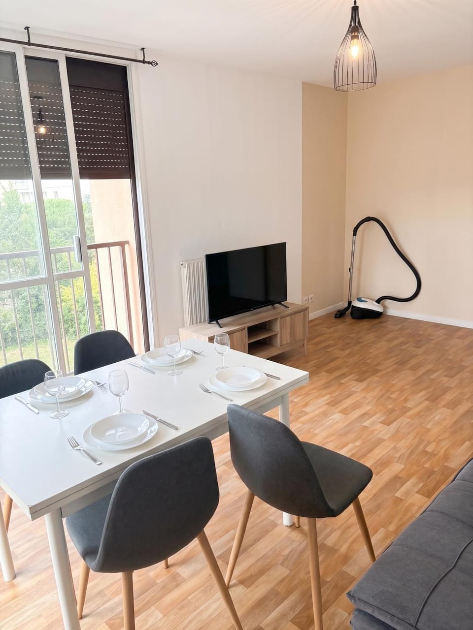 TV and multimedia, Living room, Seating area, Dining area