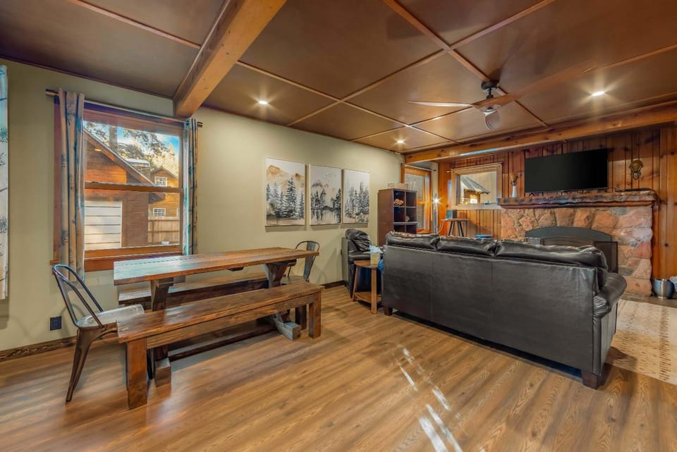 Bearfoot Cabin - Central Tahoe Cabin Cabin in South Lake Tahoe