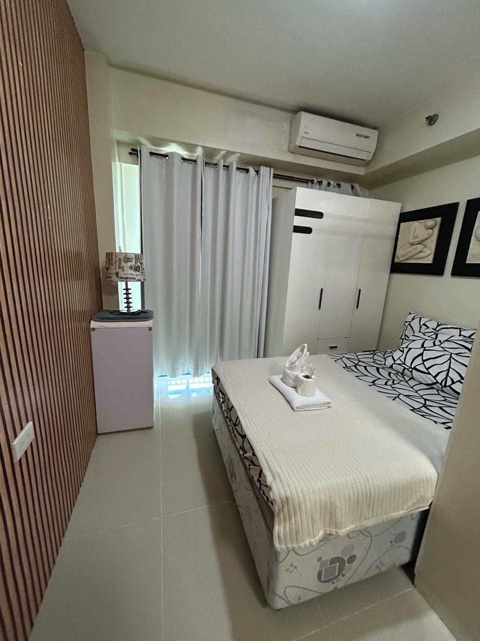 Bed, air conditioner