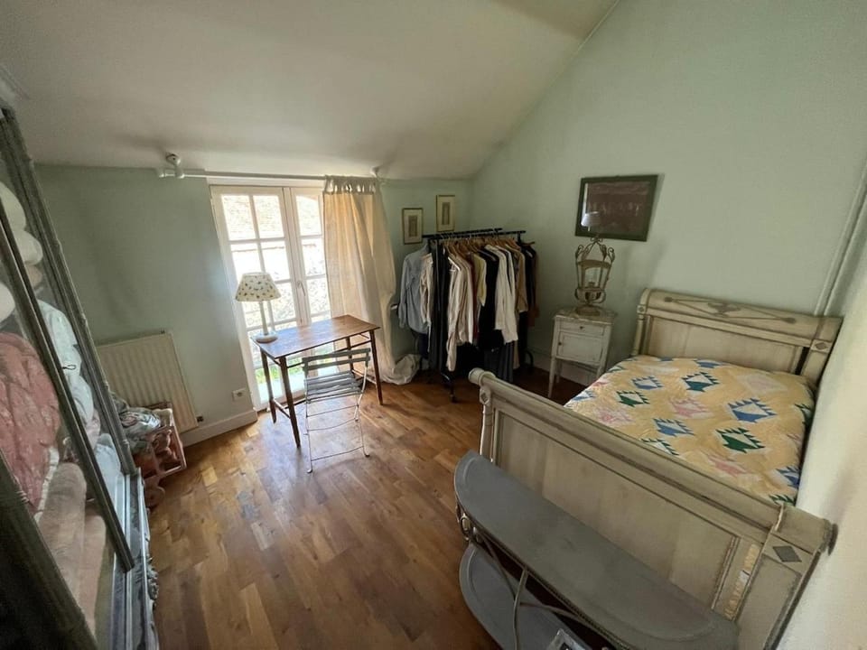 Cheerful cottage with garden, in a small village surrended by fields, 1 hour from Paris Bed and Breakfast in Île-de-France