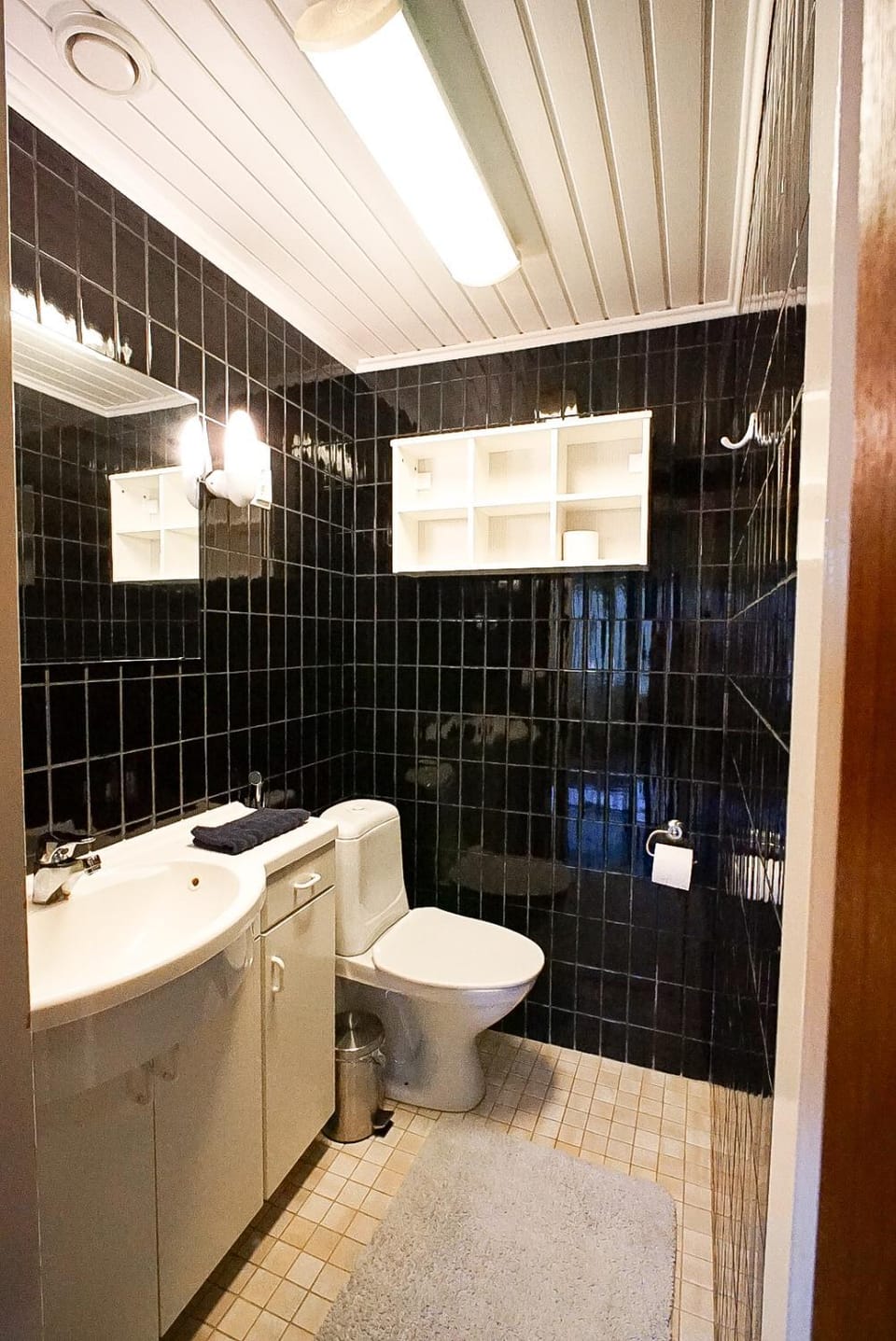 Toilet, towels