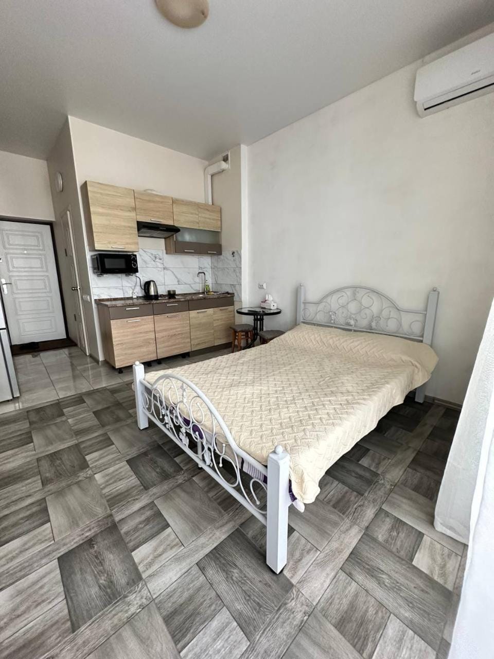 Bed, Photo of the whole room, Dining area, Bedroom, oven, stove