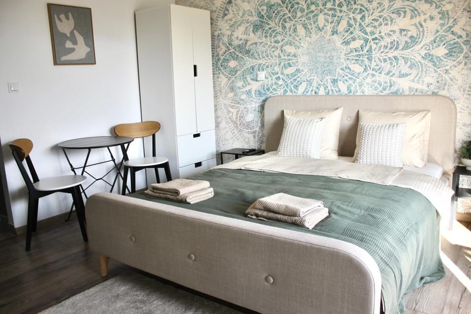 Bed, Photo of the whole room, Seating area, Bedroom, towels