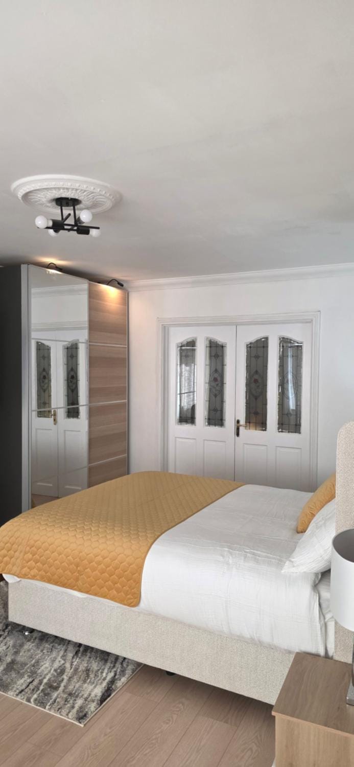 Large bedroom Bed and Breakfast in Dublin